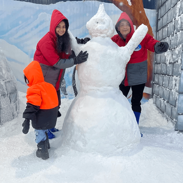 Snow Village gallery scene 2