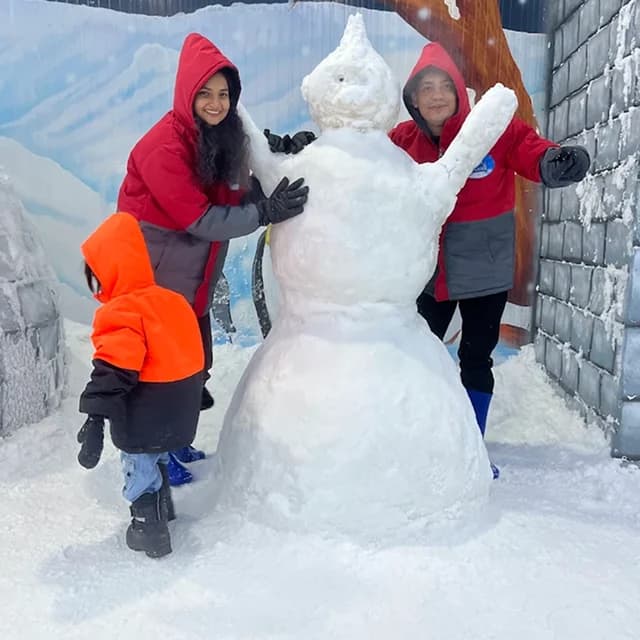 Snow Village gallery scene 2