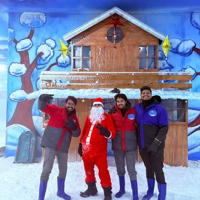 Snow Village gallery scene 3