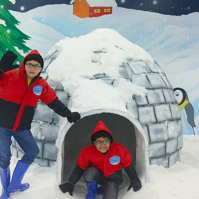 Snow Village gallery scene 6
